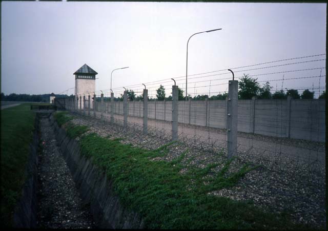 64-dachau-fence
